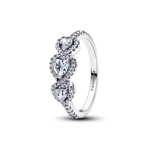 194413C01-48 - Pierścionek z trzema sercami w lśniącej obwódce 194413C01-48