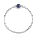 599288C01-17 - Bransoletka wężykowa Pandora Moments z okrągłym zapięciem wysadzanym błękitnymi kamieniami 599288C01-17