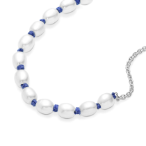 591689C01-16 - Bransoletka łańcuszkowa z hodowlaną perłą słodkowodną i niebieskim sznurkiem 591689C01-16