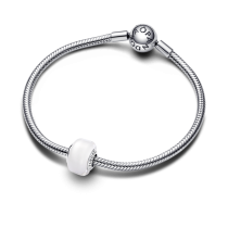 793118C00 - Mały charms z białego szkła Murano 793118C00